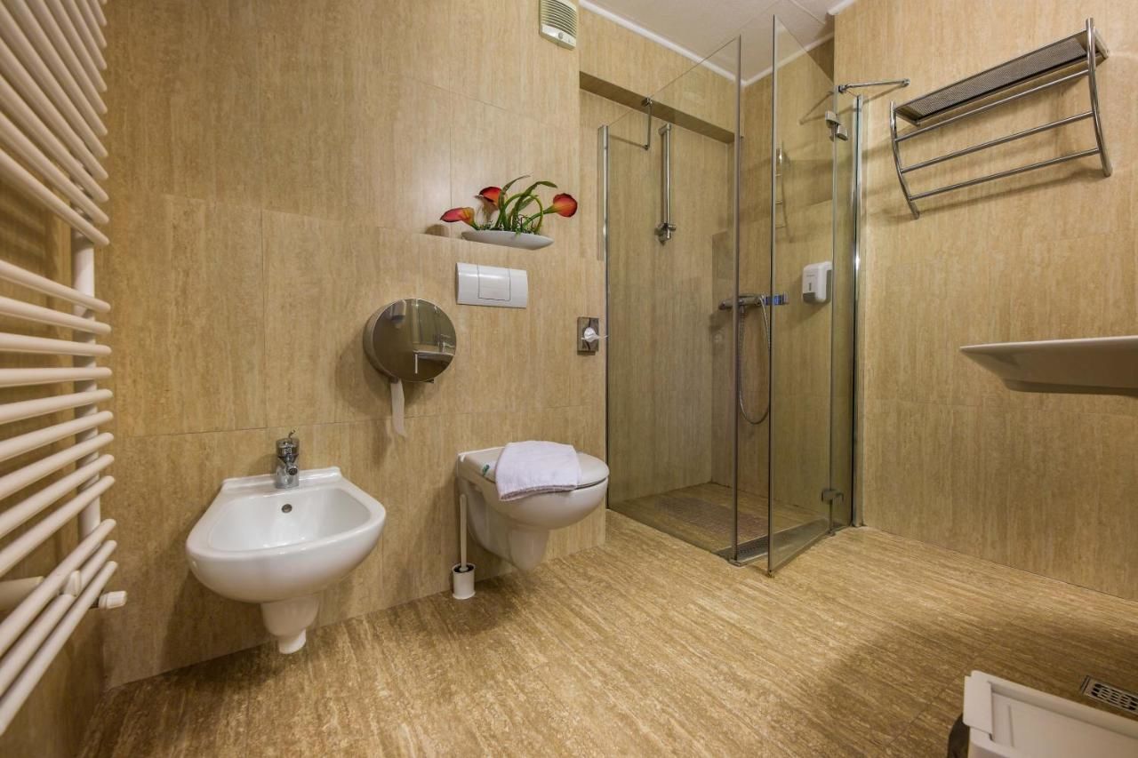 Отель Eden Grand Resort Предял